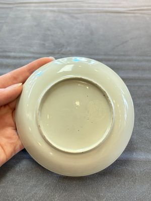 A pair of Chinese famille rose 'European subject' cups and saucers, Qianlong — photo 5