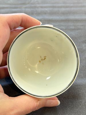 A pair of Chinese famille rose 'European subject' cups and saucers, Qianlong — photo 10