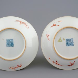 A pair of Chinese famille rose European subject plates, Qianlong/Jiaqing, 18/19th C. — photo 2