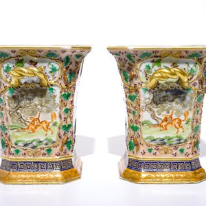 A pair of Chinese famille rose export bough pots with twisted handles and relief-decorated squirrels, Qianlong — 照片 2