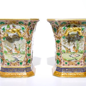 A pair of Chinese famille rose export bough pots with twisted handles and relief-decorated squirrels, Qianlong — 照片 4