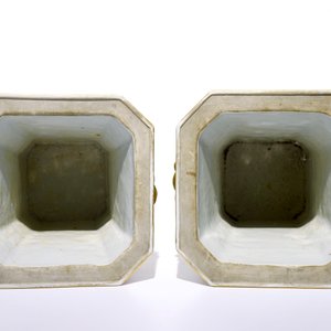 A pair of Chinese famille rose export bough pots with twisted handles and relief-decorated squirrels, Qianlong — 照片 5