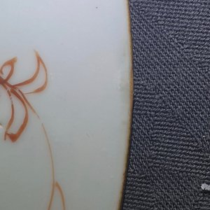 A pair of Chinese famille rose export 'Pompadour' plates, Qianlong — 照片 4