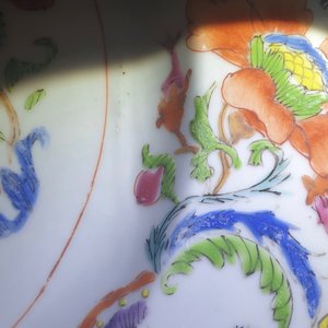 A pair of Chinese famille rose export 'Pompadour' plates, Qianlong — 照片 8