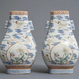 A pair of Chinese famille rose fanghu vases with cranes, Qianlong marks, 19/20th C. — 照片 1