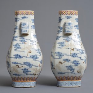 A pair of Chinese famille rose fanghu vases with cranes, Qianlong marks, 19/20th C. — 照片 4