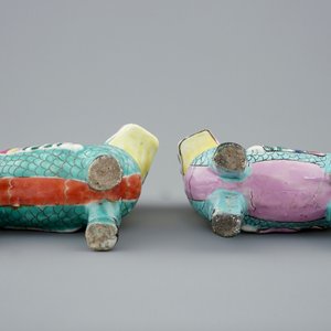 A pair of Chinese famille rose figures of the Immortal Twins, Hehe Erxian, riding a kylin, 18th C — 照片 3