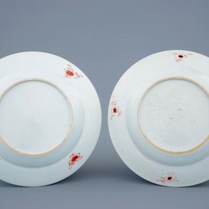 A pair of Chinese famille rose floral plates, Qianlong, 18th C. — 照片 2