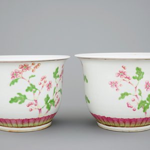 A pair of Chinese famille rose flower pots, 19th C. — photo 2