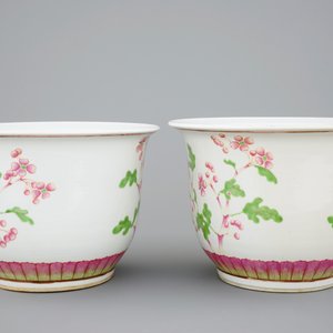 A pair of Chinese famille rose flower pots, 19th C. — photo 3