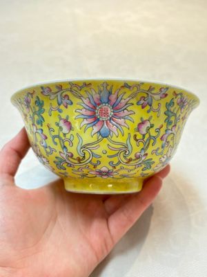 A pair of Chinese famille rose 'flower scroll' bowls, Jiaqing mark and of the period — photo 1