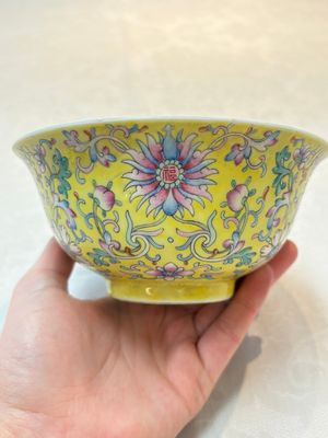 A pair of Chinese famille rose 'flower scroll' bowls, Jiaqing mark and of the period — photo 2