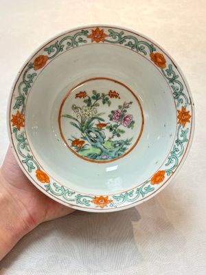 A pair of Chinese famille rose 'flower scroll' bowls, Jiaqing mark and of the period — photo 4