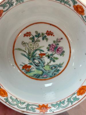 A pair of Chinese famille rose 'flower scroll' bowls, Jiaqing mark and of the period — photo 5