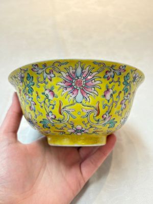 A pair of Chinese famille rose 'flower scroll' bowls, Jiaqing mark and of the period — photo 8