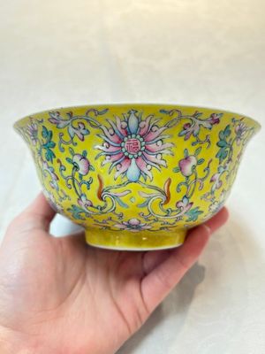 A pair of Chinese famille rose 'flower scroll' bowls, Jiaqing mark and of the period — photo 9
