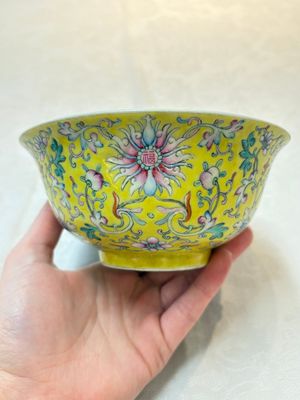 A pair of Chinese famille rose 'flower scroll' bowls, Jiaqing mark and of the period — photo 10