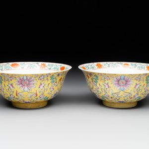 A pair of Chinese famille rose 'flower scroll' bowls, Jiaqing mark and of the period — photo 1