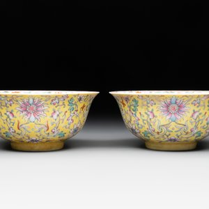 A pair of Chinese famille rose 'flower scroll' bowls, Jiaqing mark and of the period — photo 2