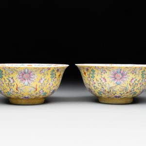 A pair of Chinese famille rose 'flower scroll' bowls, Jiaqing mark and of the period — photo 3