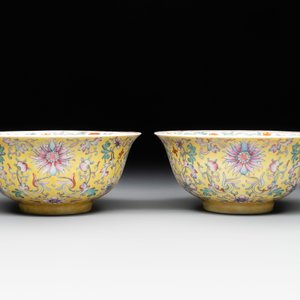A pair of Chinese famille rose 'flower scroll' bowls, Jiaqing mark and of the period — photo 4