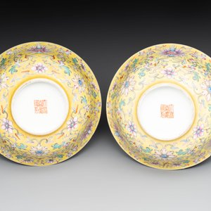 A pair of Chinese famille rose 'flower scroll' bowls, Jiaqing mark and of the period — photo 6