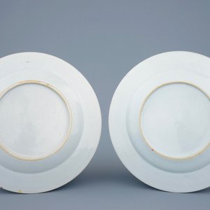 A pair of Chinese famille rose flower vase plates, Qianlong, 18th C. — 照片 2