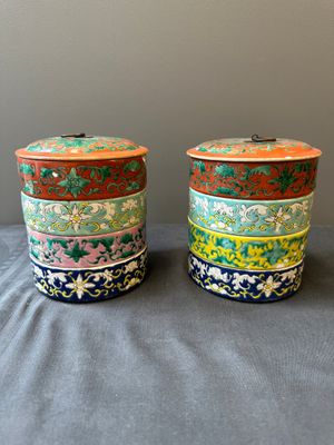 A pair of Chinese famille rose four-tier stacking boxes and a teapot, 19th C. — 照片 11