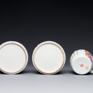 A pair of Chinese famille rose four-tier stacking boxes and a teapot, 19th C. — 照片 4