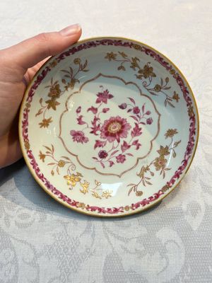 A pair of Chinese famille rose gilt-decorated covered cups and saucers and an openworked cup, Qianlong — 照片 1