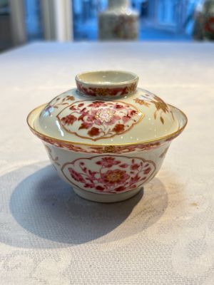 A pair of Chinese famille rose gilt-decorated covered cups and saucers and an openworked cup, Qianlong — 照片 11
