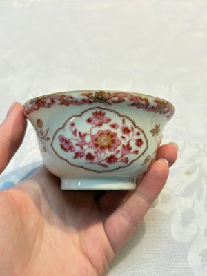 A pair of Chinese famille rose gilt-decorated covered cups and saucers and an openworked cup, Qianlong — 照片 12