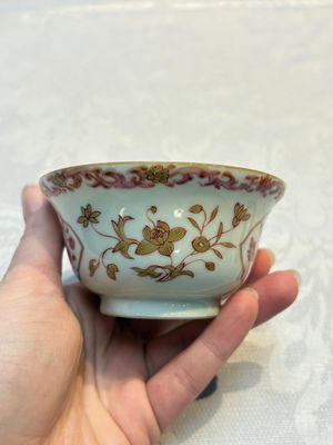 A pair of Chinese famille rose gilt-decorated covered cups and saucers and an openworked cup, Qianlong — 照片 13