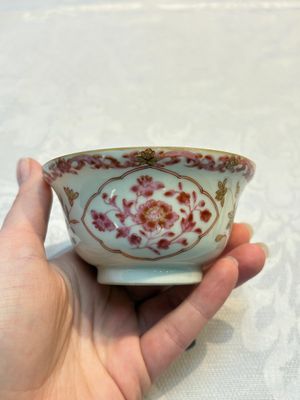 A pair of Chinese famille rose gilt-decorated covered cups and saucers and an openworked cup, Qianlong — 照片 14