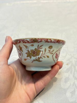 A pair of Chinese famille rose gilt-decorated covered cups and saucers and an openworked cup, Qianlong — 照片 15