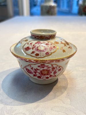A pair of Chinese famille rose gilt-decorated covered cups and saucers and an openworked cup, Qianlong — 照片 20