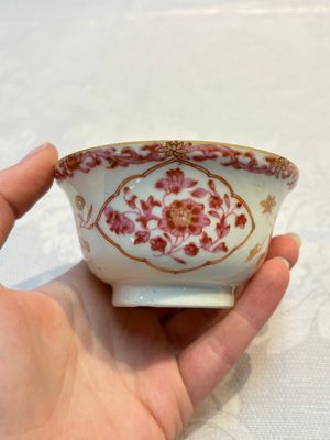 A pair of Chinese famille rose gilt-decorated covered cups and saucers and an openworked cup, Qianlong — 照片 21