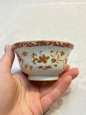 A pair of Chinese famille rose gilt-decorated covered cups and saucers and an openworked cup, Qianlong — 照片 22