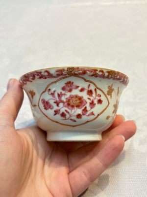 A pair of Chinese famille rose gilt-decorated covered cups and saucers and an openworked cup, Qianlong — 照片 23