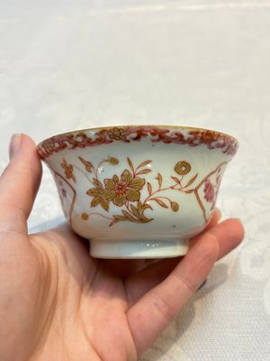 A pair of Chinese famille rose gilt-decorated covered cups and saucers and an openworked cup, Qianlong — 照片 24