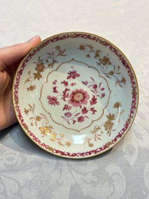 A pair of Chinese famille rose gilt-decorated covered cups and saucers and an openworked cup, Qianlong — 照片 3