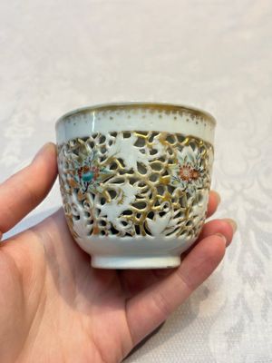 A pair of Chinese famille rose gilt-decorated covered cups and saucers and an openworked cup, Qianlong — 照片 7