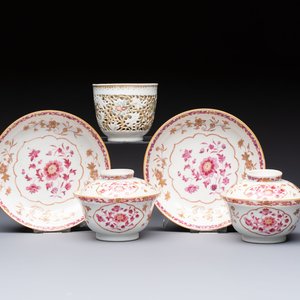 A pair of Chinese famille rose gilt-decorated covered cups and saucers and an openworked cup, Qianlong — 照片 1