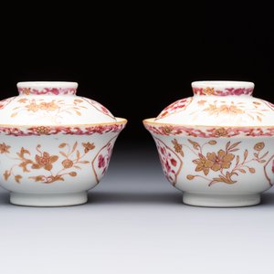 A pair of Chinese famille rose gilt-decorated covered cups and saucers and an openworked cup, Qianlong — 照片 11