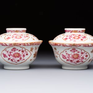 A pair of Chinese famille rose gilt-decorated covered cups and saucers and an openworked cup, Qianlong — 照片 12