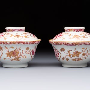 A pair of Chinese famille rose gilt-decorated covered cups and saucers and an openworked cup, Qianlong — 照片 13