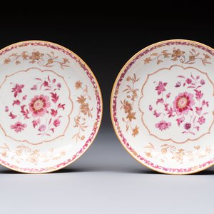 A pair of Chinese famille rose gilt-decorated covered cups and saucers and an openworked cup, Qianlong — 照片 2