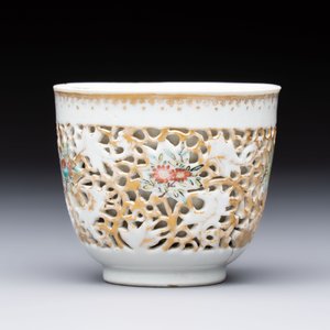 A pair of Chinese famille rose gilt-decorated covered cups and saucers and an openworked cup, Qianlong — 照片 4