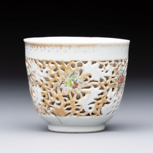 A pair of Chinese famille rose gilt-decorated covered cups and saucers and an openworked cup, Qianlong — 照片 5
