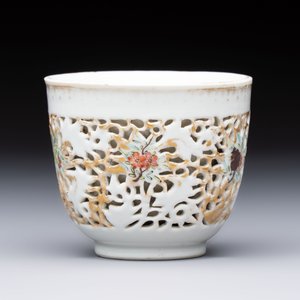A pair of Chinese famille rose gilt-decorated covered cups and saucers and an openworked cup, Qianlong — 照片 6